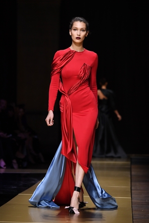 The fiery model at the Atelier Versace Haute Couture Paris Fashion Show in 2016 just leaves us speechless.