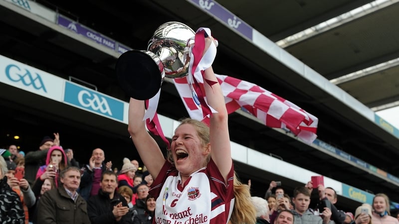 Aoife Ní Chaiside, captaen fhoireann camógaíochta Shleacht Néill ar chroí cultúrtha an chlub.