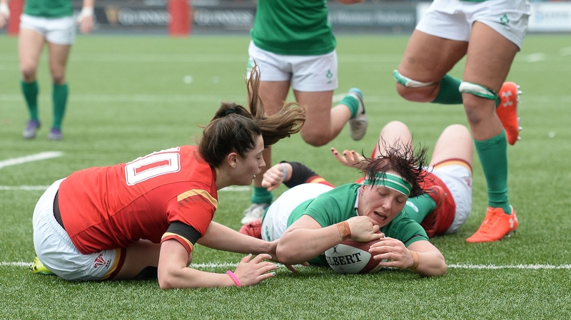 Lindsay Peat scores Ireland's first try