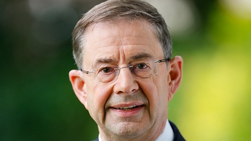 "Duine de na polaiteoiri is coinsiasaí agus is díograisí a d'oibrigh mé riamh leis" a dúirt Micheál Martin, ceannaire Fhianna Fáil, faoi Éamon Ó Cuív