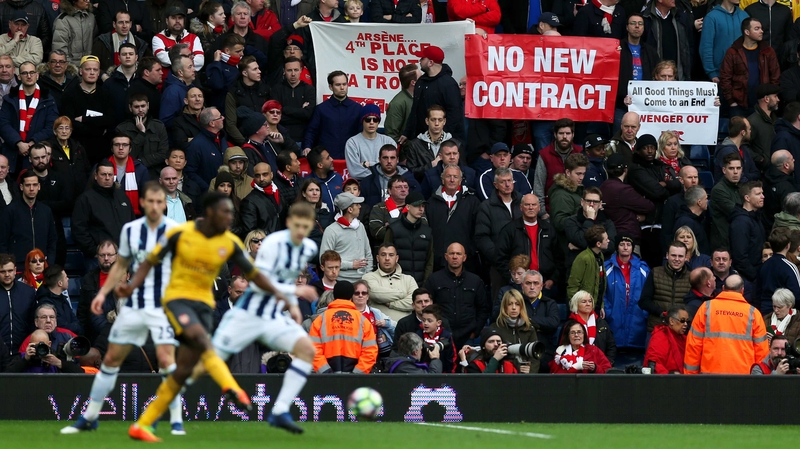 Arsenal fans continue to show their anger