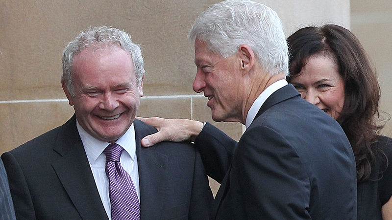 Martin McGuinness i gcomhluadar Bill Clinton