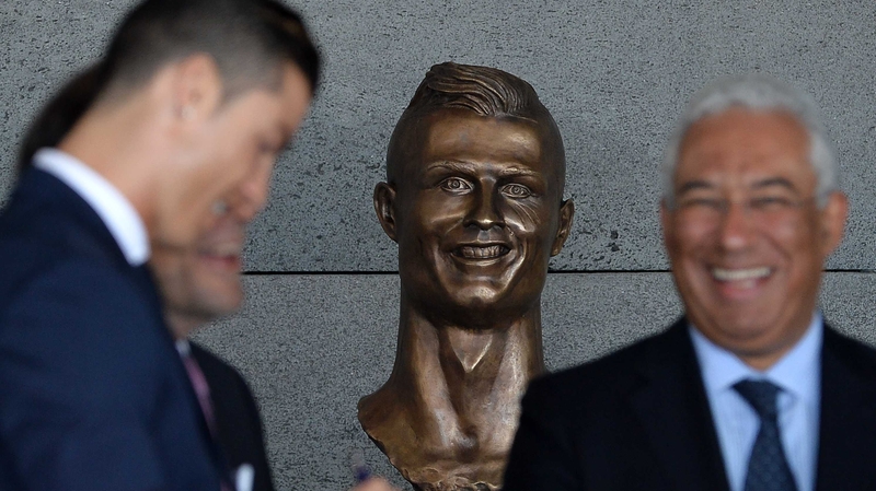 Ronaldo (l) is happy that his statue does not look like Niall Quinn (c)