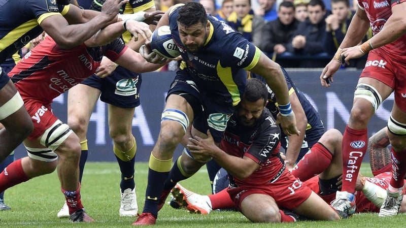 Clermont's French flanker Damien Chouly (C) on the charge