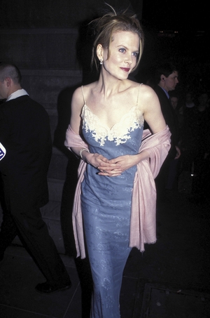 Nicole wore a blue and white lace dress with pink wrap to the AFI Awards in Melbourne in 1997