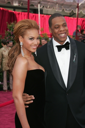 What a difference a year makes! Beyoncé & Jay-Z attend the 77th Annual Academy Awards in 2005. B wore a black velvet Atelier Versace gown.