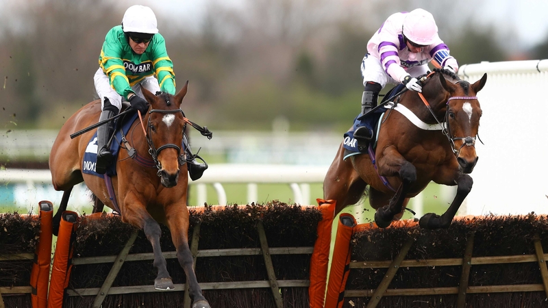 Defi Du Seuil (L) passed Divin Bere to win
