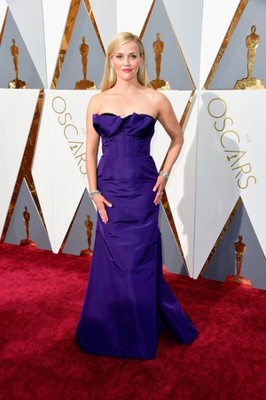 Reese looks pristine in this Oscar de la Renta gown for the Oscars ceremony in 2016.
