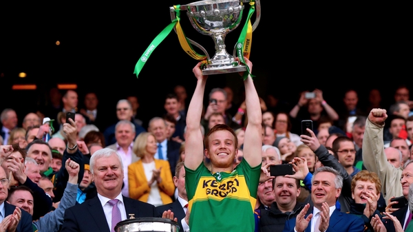 Fitzgerald lifts the Irish National Insurance Cup (League trophy) after Kerry beat Dublin in 2017
