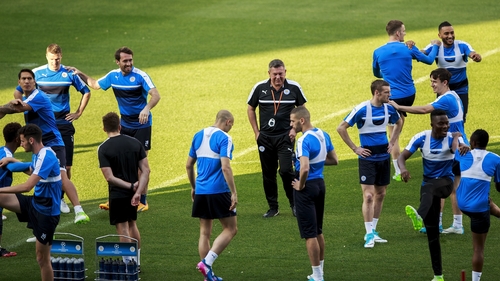 Craig Shakespeare and his players training at the Vicente Calderon