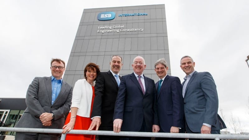 ESB CEO Pat O'Doherty (second from right) and Minister for Foreign Affairs & Trade Charlie Flanagan (third from right) at today's announcement
