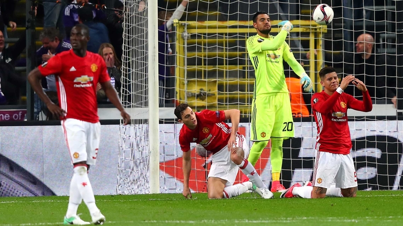 Manchester United players react to Anderlecht's late leverller
