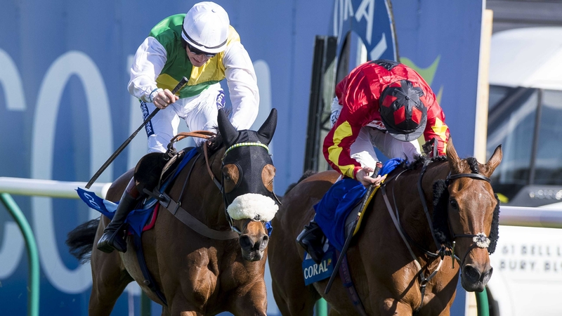 Vicente (hood) reels in Cogry at Ayr