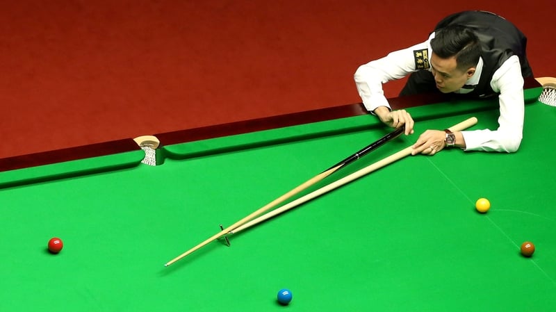 Marco Fu held on to reach the last eight