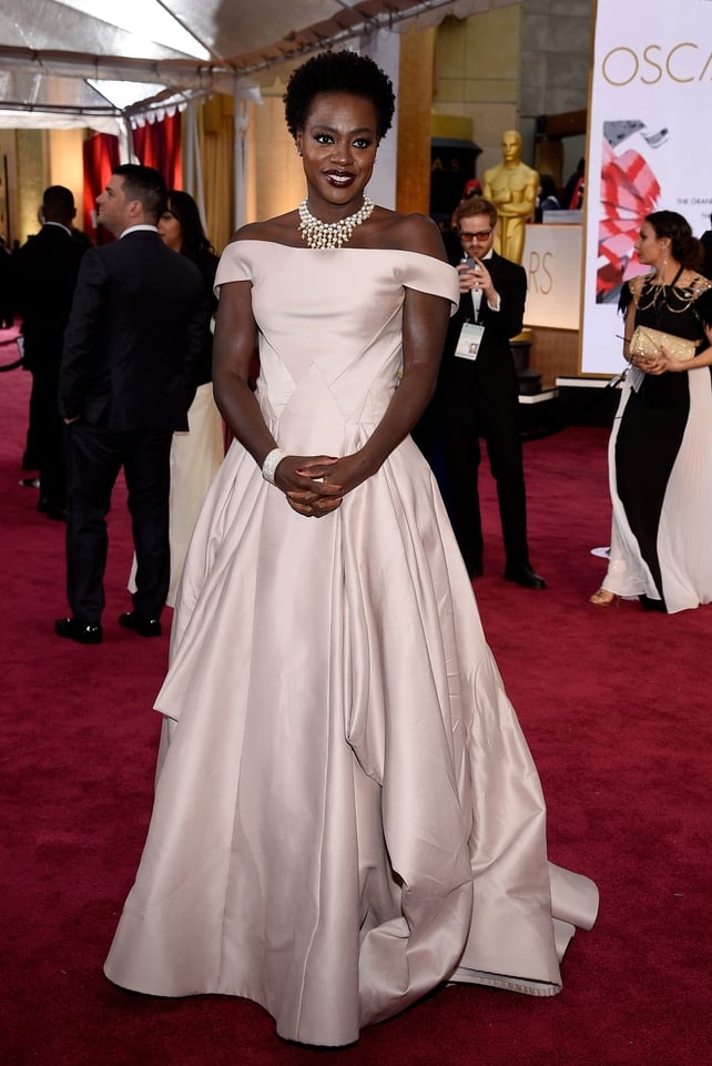 Queen Viola is graceful in this Zac Posen gown for the Oscars ceremony in 2015. We simply love her cat eyes and burgundy lipstick!