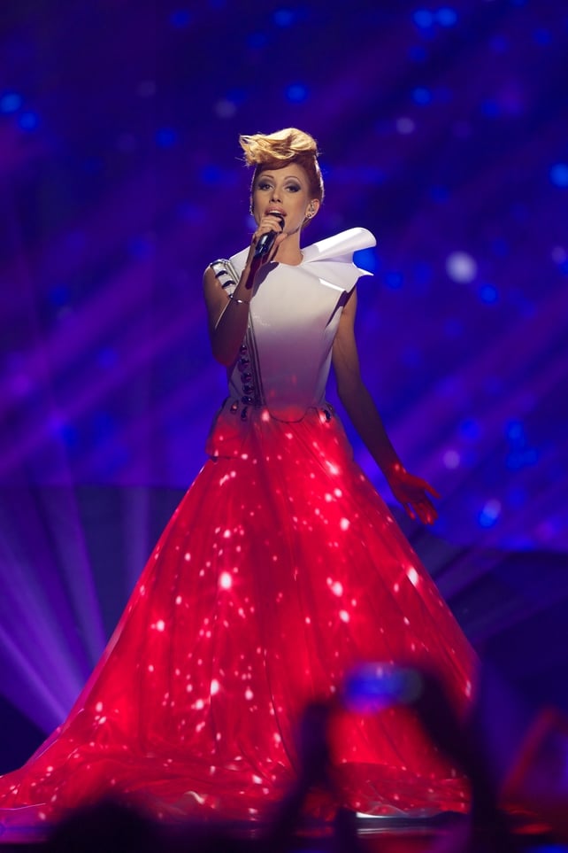Singer Aliona Moon who represented Moldova in 2013 saw the big picture. Her textured dress grew in height gradually with the song's climax. A storm was also projected on her dress. Very cosmic and at the cutting edge of technology!