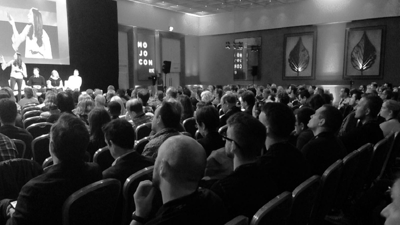 A packed house at MojoCon for the heavyweight bout - iOS vs Android