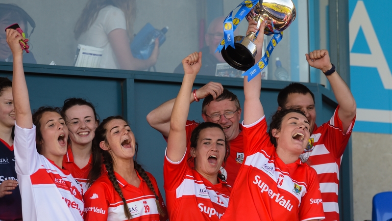 Doireann O'Sullivan lifts the trophy for Cork
