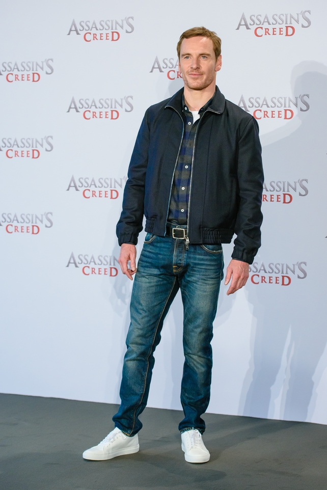 Even a simple jeans and shirt look gorgeous on him. The actor was at the Berlin Photocall for the 'Assassin's Creed' movie in 2016.