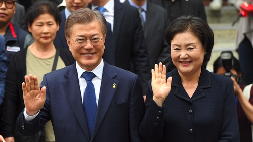 Moon Jae-in and his wife Kim Jeong-Sook pose after casting their ballots