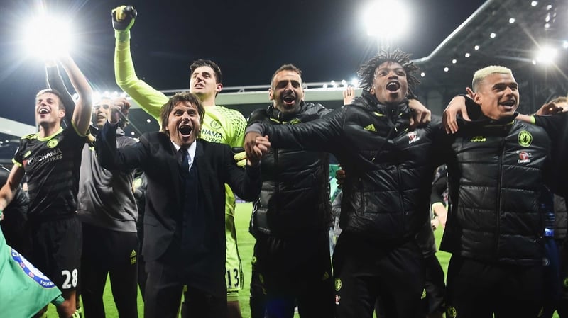 Antonio Conte celebrates with his players at the final whistle