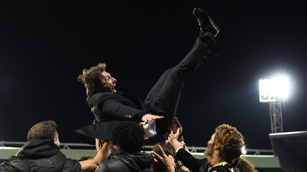 Antonio Conte celebrates with his players