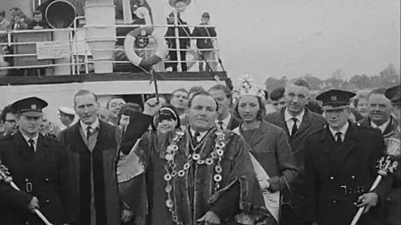 Limerick's Mayor Vincent Feeney throws a ceremonial dart into the river Shannon (1967).