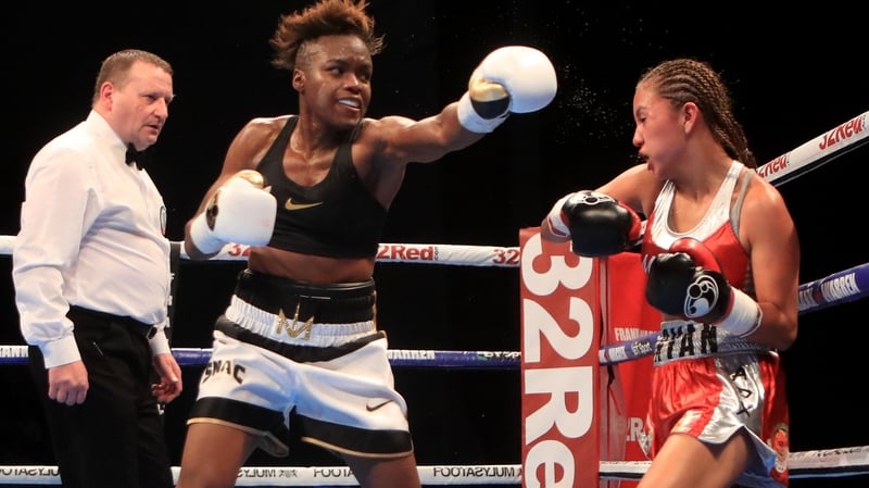 Nicola Adams (l) in action against Maryan Salazar