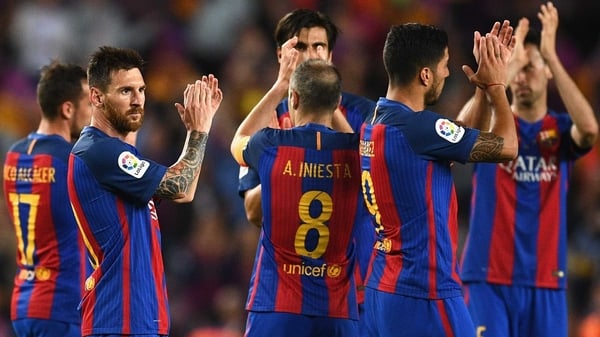 Barcelona players salute the fans after their defeat of Eibar