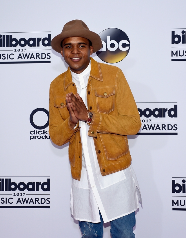 Actor Christopher Jordan Wallace looked very stylish in a long white shirt and hat at the billboard awards.