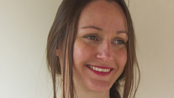 Reviewed: The Girl In Between by Sarah Carroll