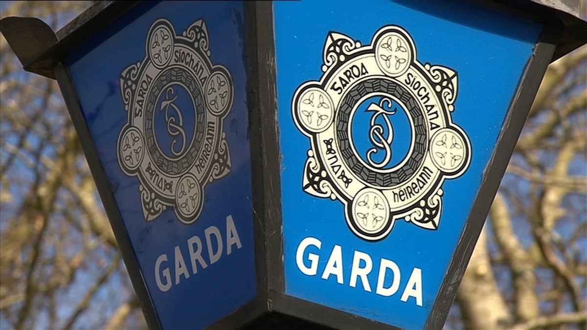 An Garda Siobhán Ní Chathmhaoil ó Stáisiún Gardaí an Chlocháin Léith.