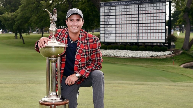 Kevin Kisner celebrates with the Leonard Trophy after winning the DEAN & DELUCA Invitational