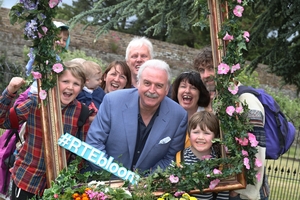 Marty Whelan strikes a pose with some fans at RTÉ's selfie spot - Take a selfie with #RTEBloom to enter fab competition on Instagram