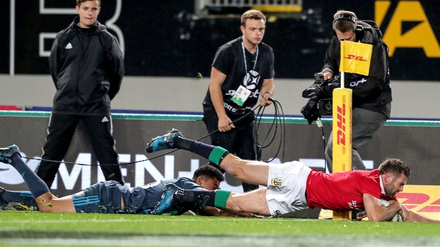 Jared Payne crosses the line but his try is ruled out by the TMO