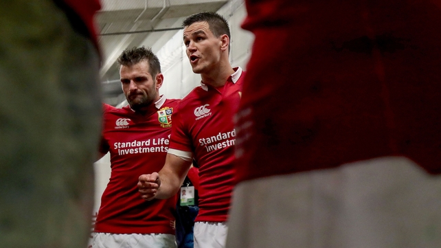 Jonathan Sexton speaks to the Lions players in the dressing room