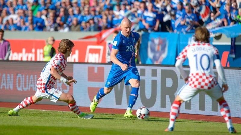 Emil Hallfredsson of Island (C) and Luka Modric vie for the ball