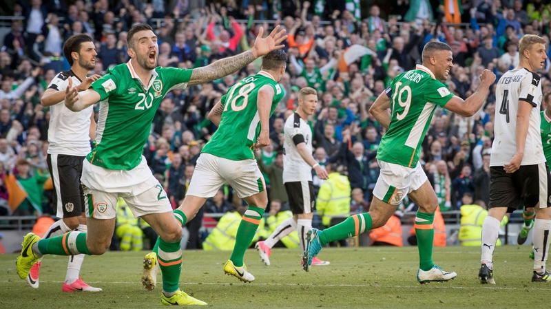 Jon Walters (r) celebrates his equaliser