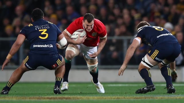 Sam Warburton of the Lions charges towards Siate Tokolahi and Luke Whitelock
