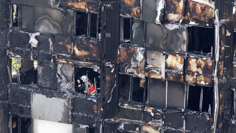 17 marbh, na dosaen fós ar iarraidh. Ceaptar go mairfidh an cuardach na seachtainí. Ta fiosrúchán cuimsitheach ordaithe ag Theresa May