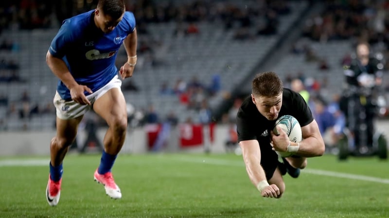 Beauden Barrett dives over