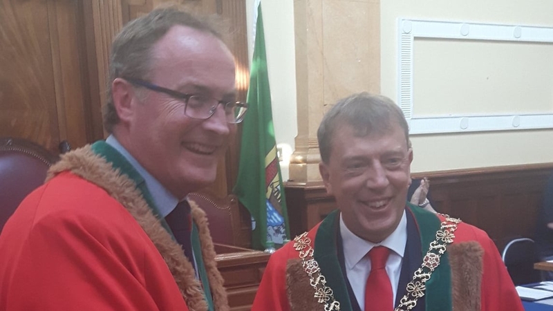 Outgoing Lord Mayor of Cork Des Cahill presents in-coming Lord Mayor Tony Fitzgerald with the chain of office
