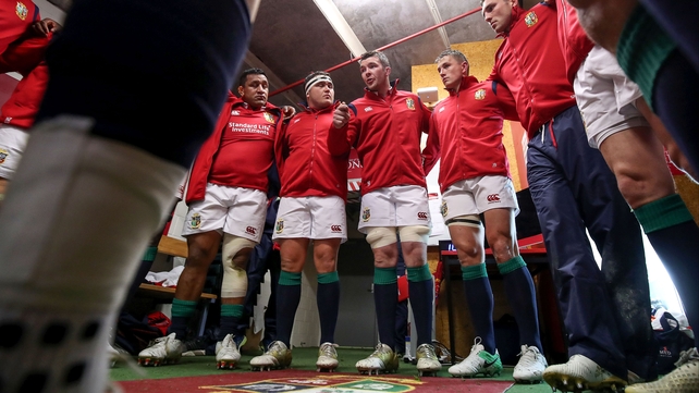 O'Mahony speaks to his team before the game