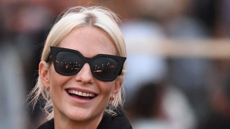 All the smart set was gathered this weekend in the more than famous Glastonbury Festival. We've seen some cool festival looks but Poppy Delevingne's one was the one we wanted more...