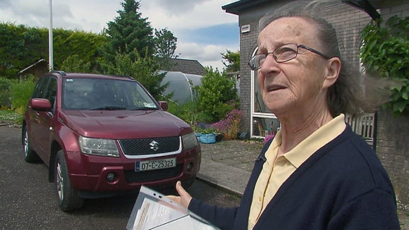 Áine Uí Mhurchú's car has ÉIRE instead of IRL on the licence plate