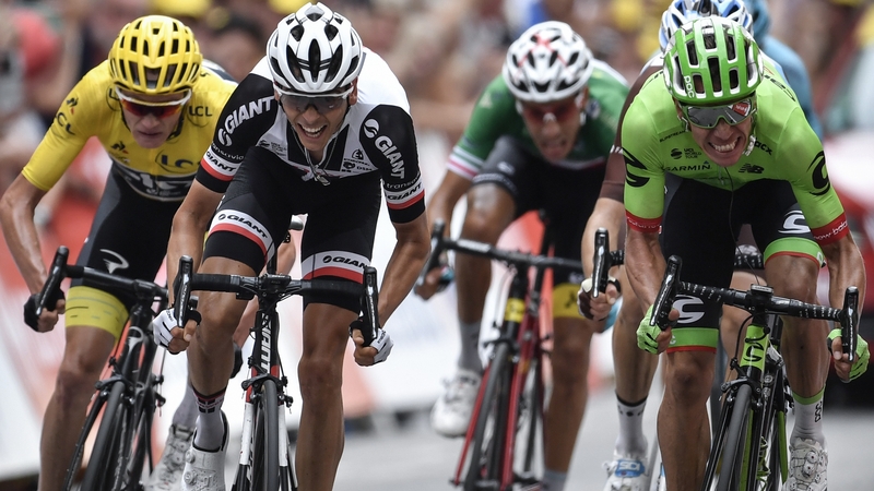 Rigoberto Uran (R) holds on to win Stage 9