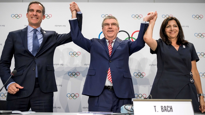 (L-R) Los Angeles' Mayor Eric Garcetti, International Olympic Committee (IOC)'s President German Thomas Bach and Mayor of Paris Anne Hidalgo