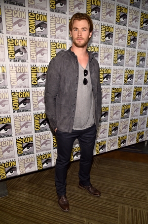 Casual but as handsome as ever. The Aussie actor rocked a suede jacket, striped trousers and brown shoes at the Comic-Con in 2014.