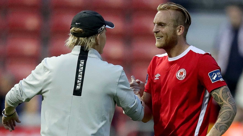 Liam Buckley celebrates with Jordi Balk at the full-time whistle