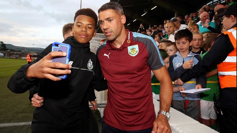 Jon Walters poses with a fan at Tallaght Stadium